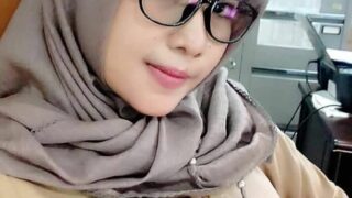 Viral Video ABG Jilbab Gemoy Tutorial Iclik Kacamata Sampe Puas Di Dalam Top Global Trending Indonesia 2025